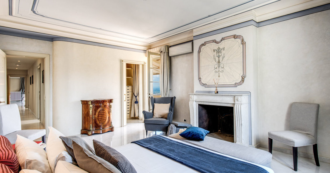 Villa Alfresco has 6 (six) double rooms and over 10 bathrooms 